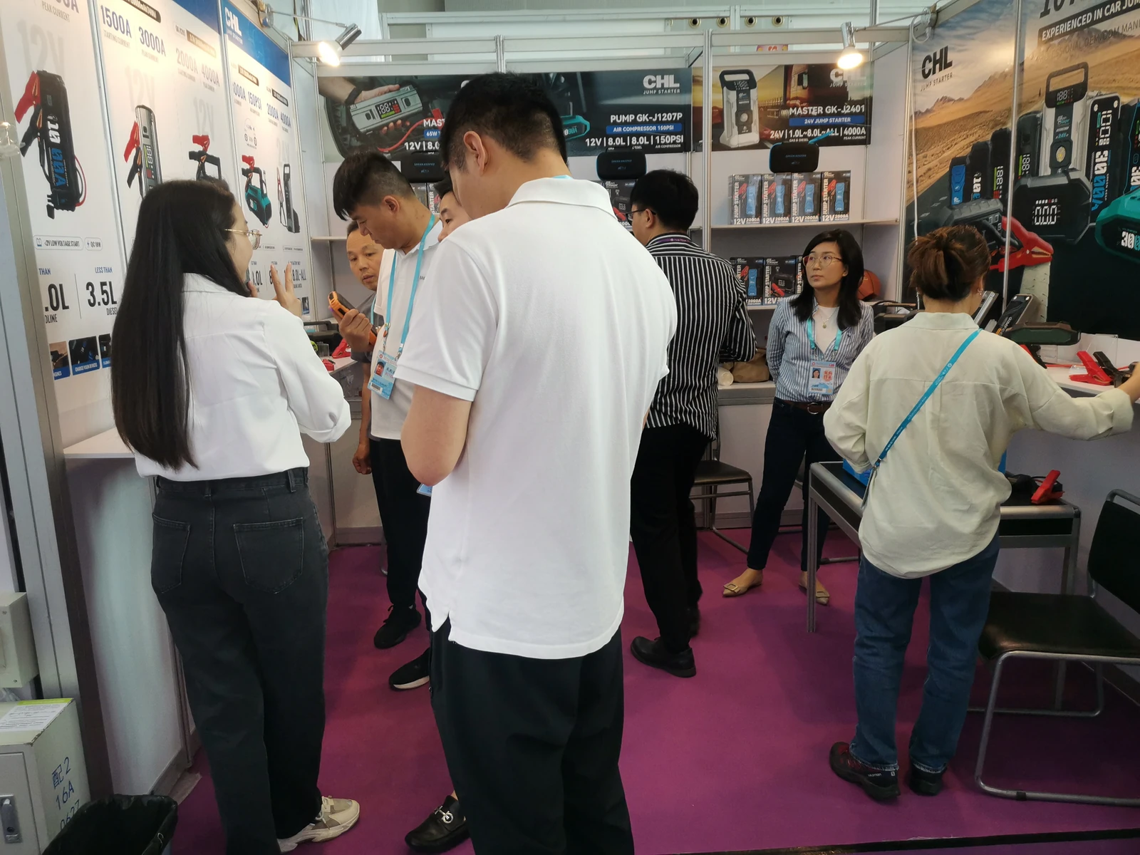 中东客户在诚可立展位洽谈