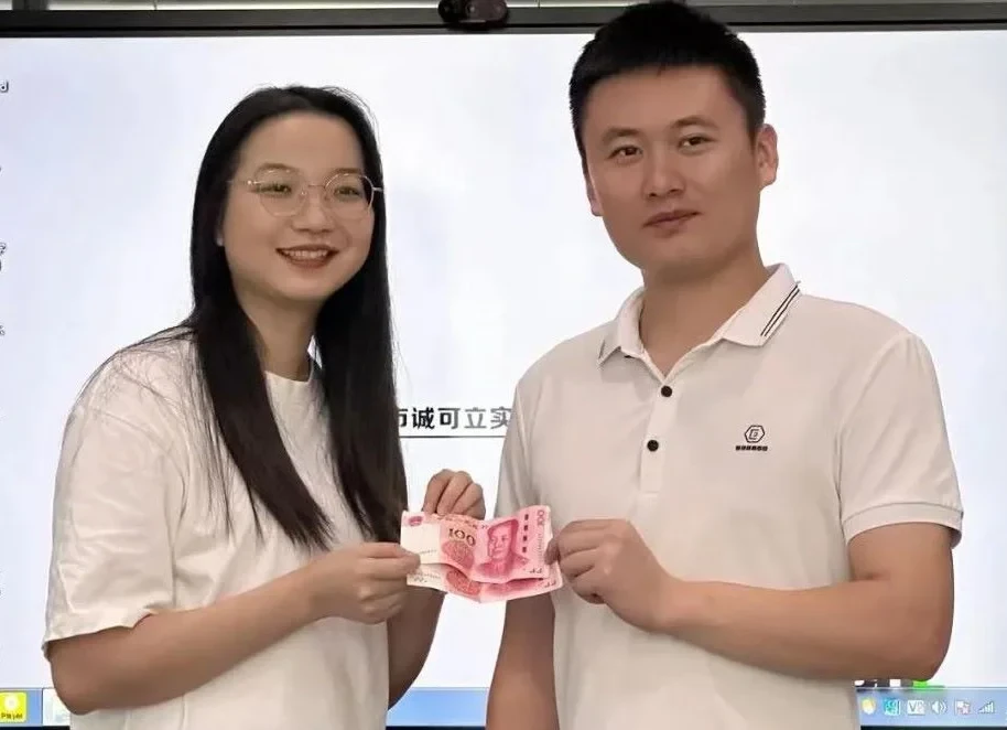诚可立表彰会现场，Kathy 与业务经理合影